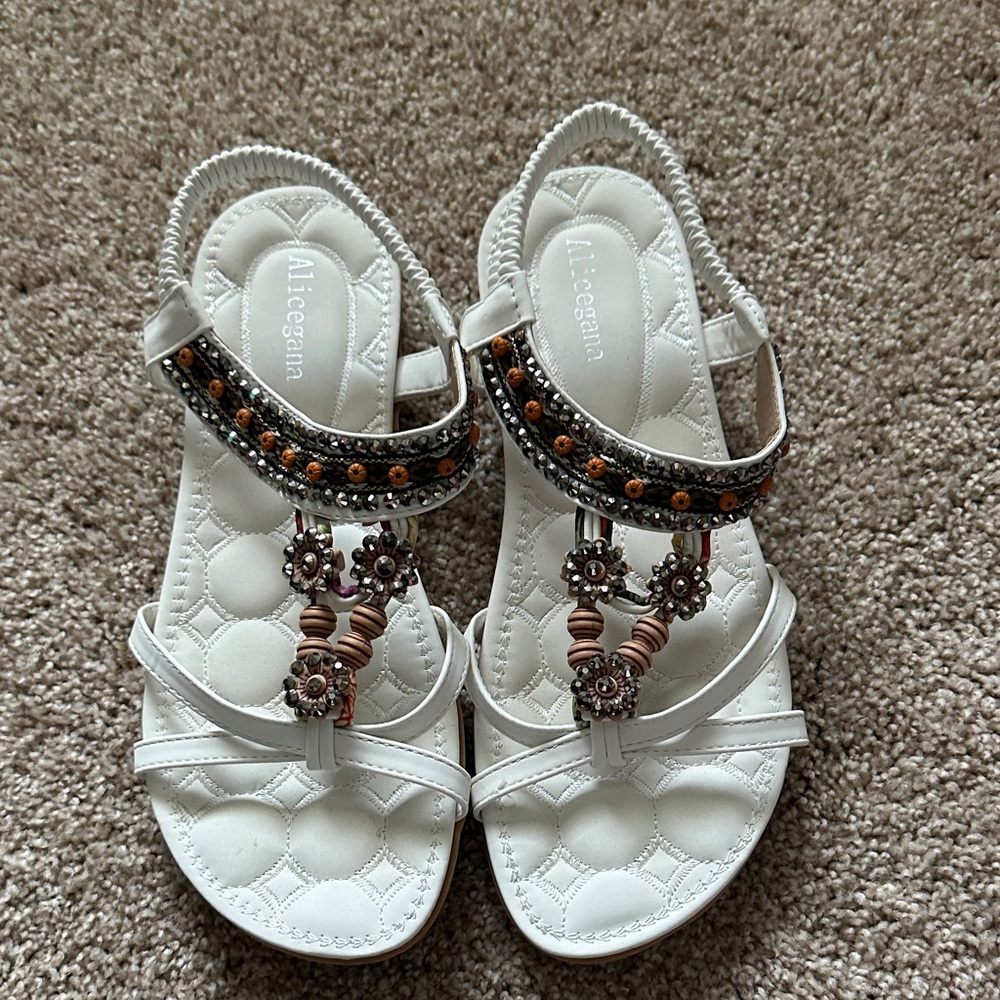 NWOT WOMEN White and Brown Beaded  Sandals